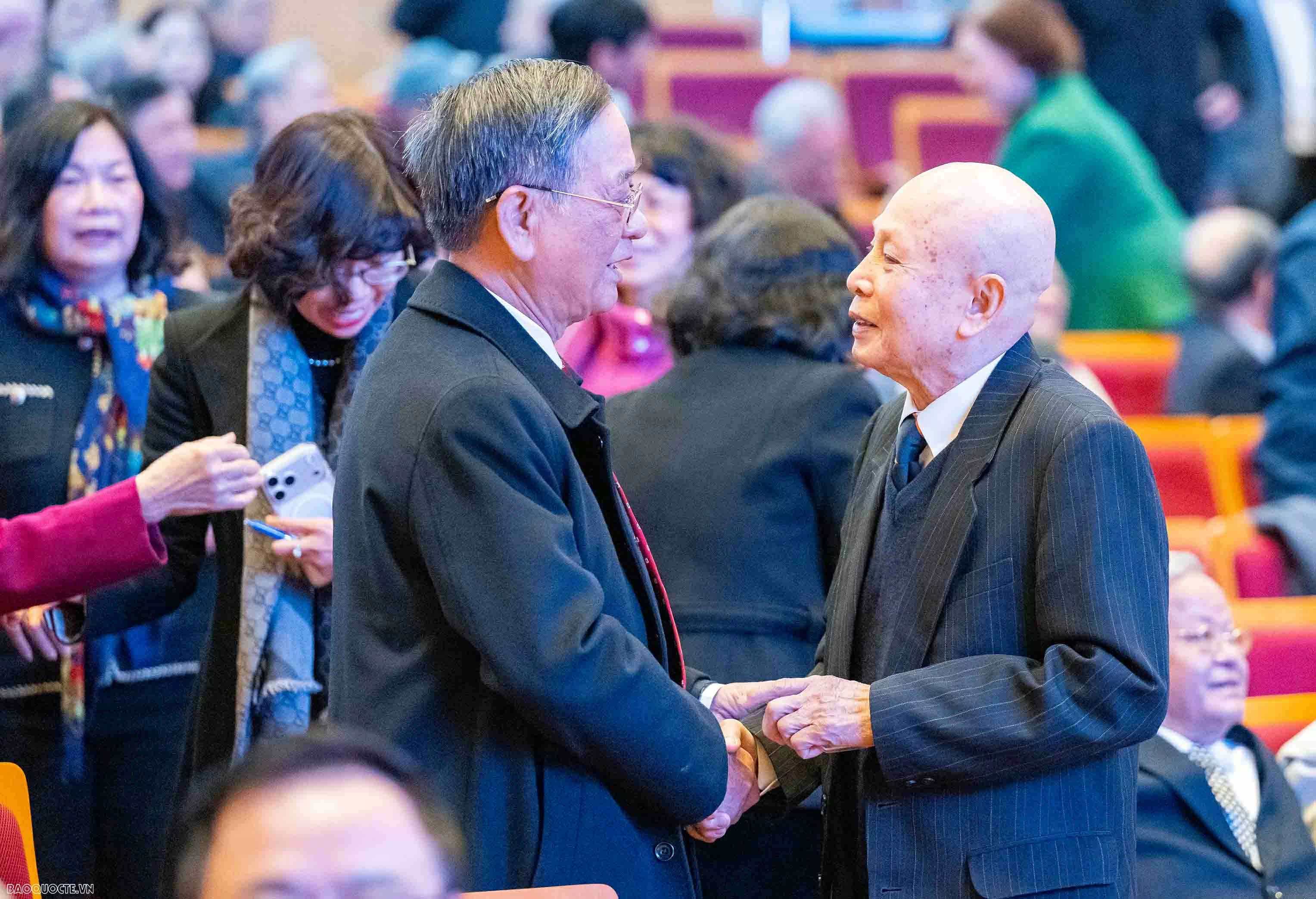 Foreign Minister Le Hoai Trung hosts Spring celebration for retired officials