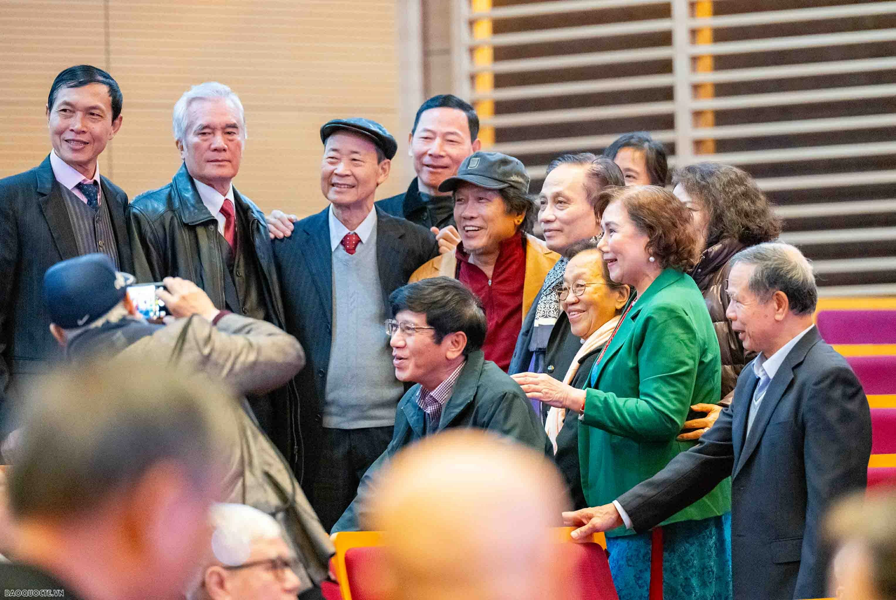 Foreign Minister Le Hoai Trung hosts Spring celebration for retired officials