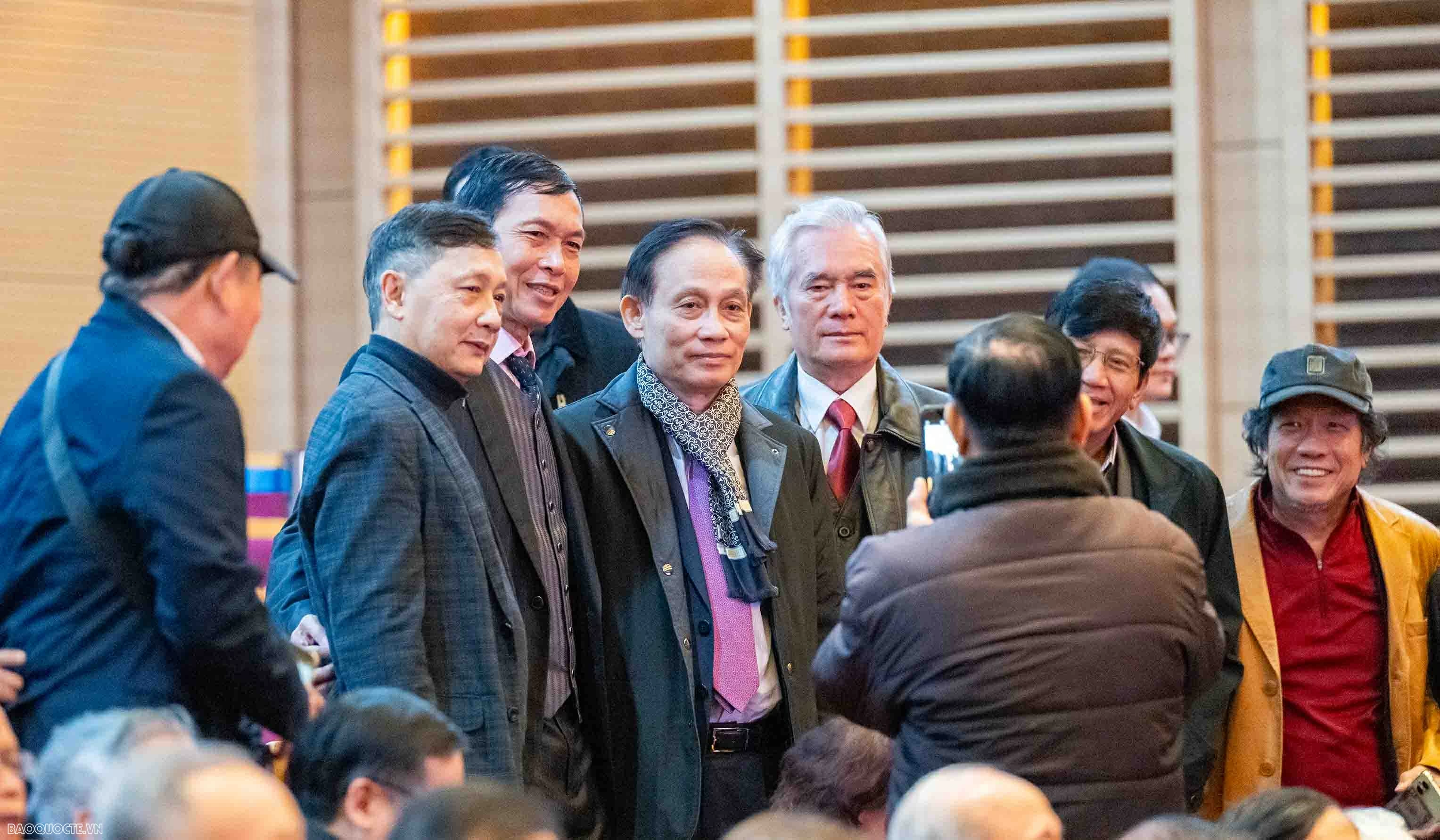Foreign Minister Le Hoai Trung hosts Spring celebration for retired officials
