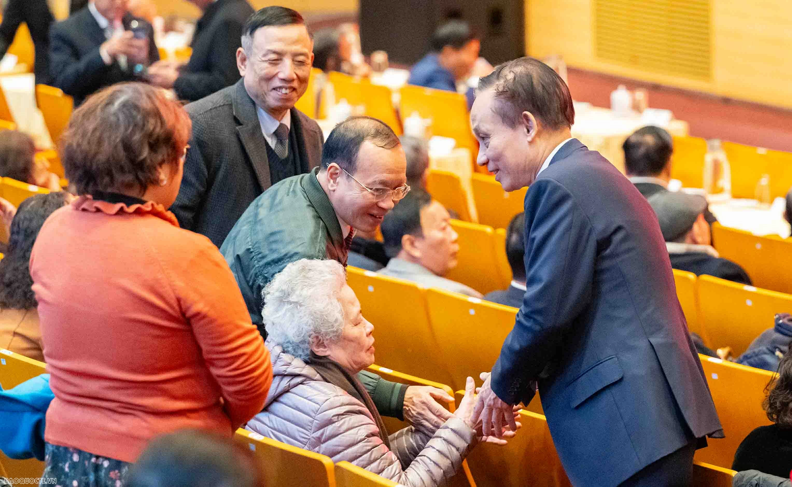 Foreign Minister Le Hoai Trung hosts Spring celebration for retired officials