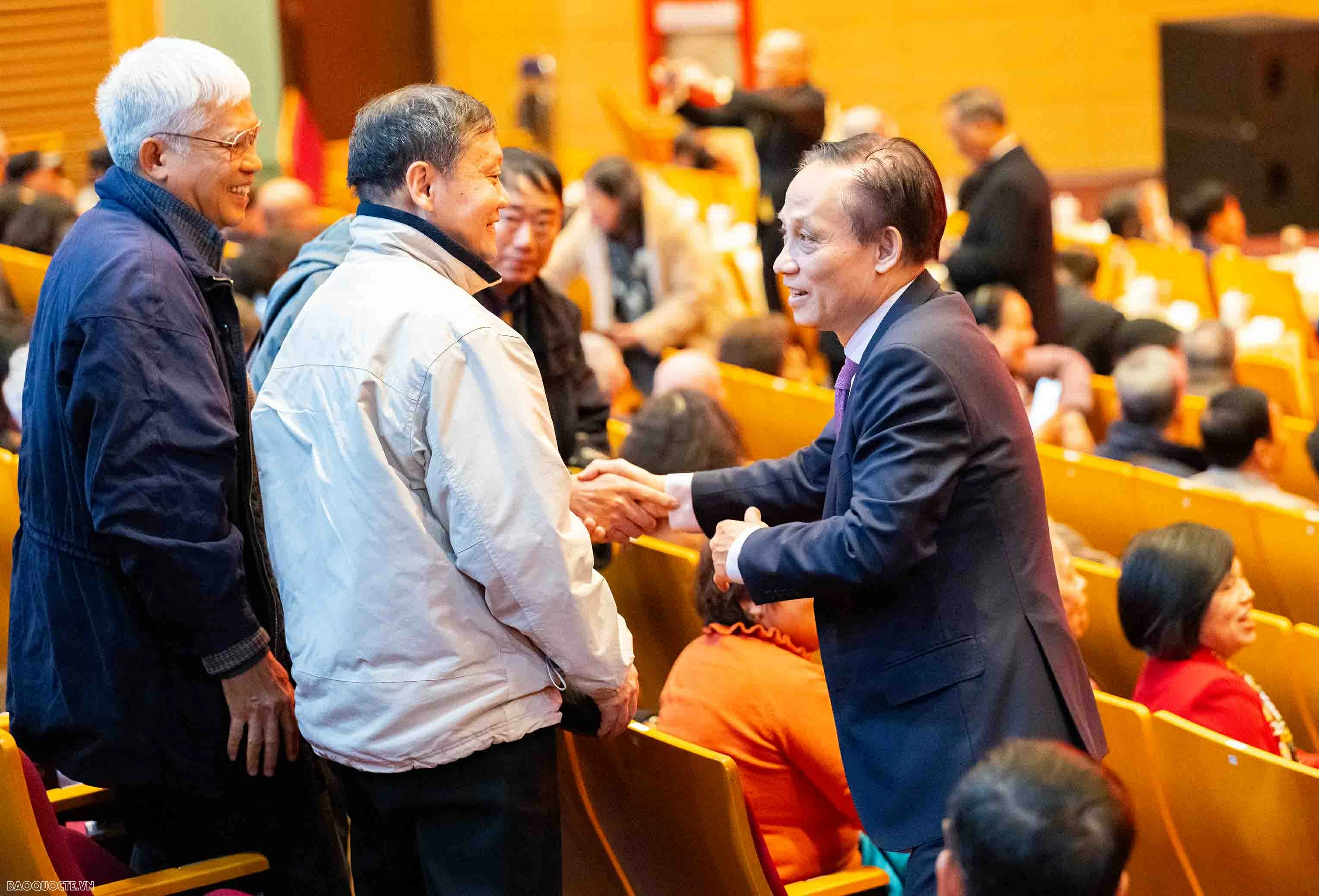 Foreign Minister Le Hoai Trung hosts Spring celebration for retired officials