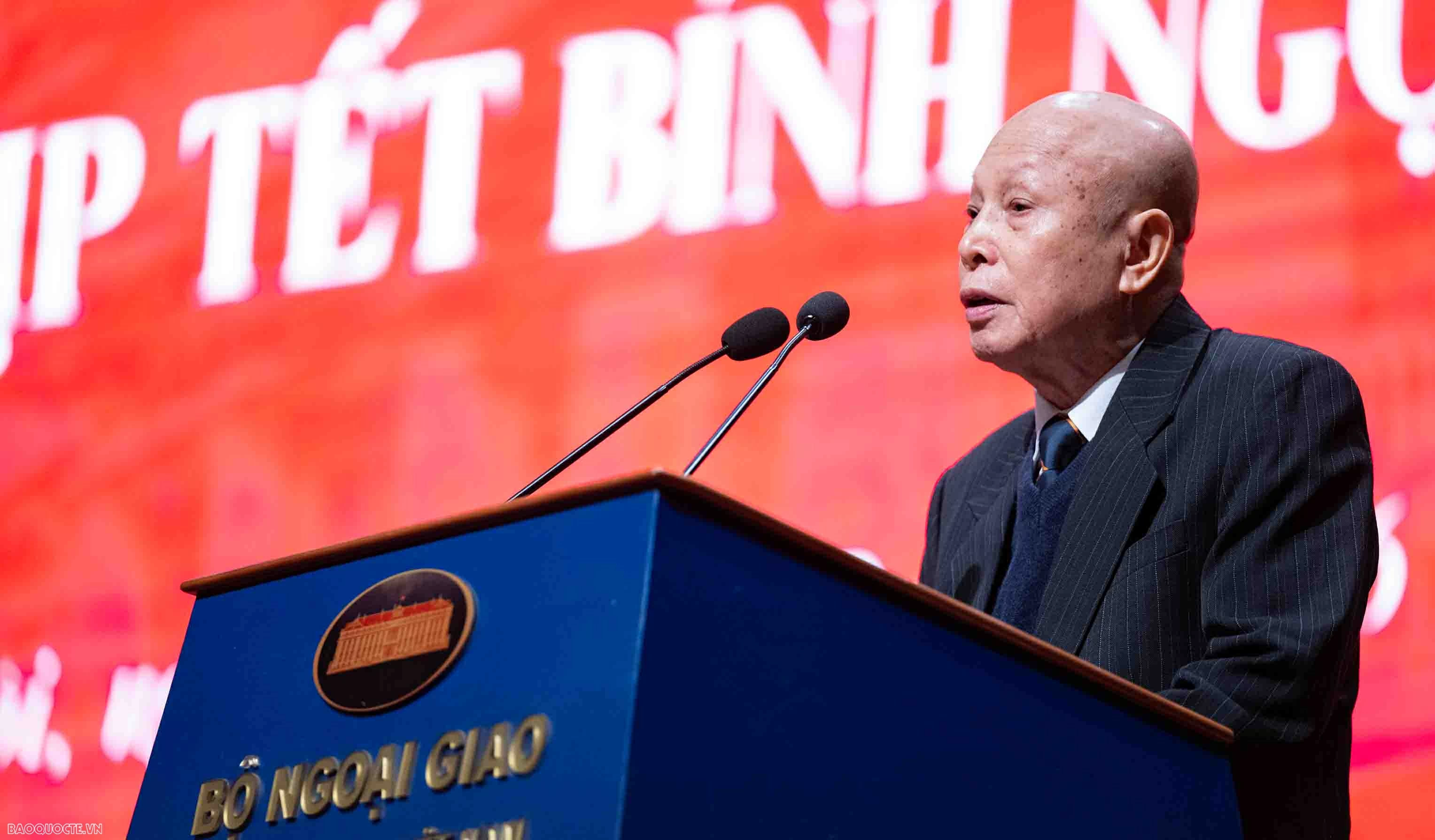Foreign Minister Le Hoai Trung hosts Spring celebration for retired officials