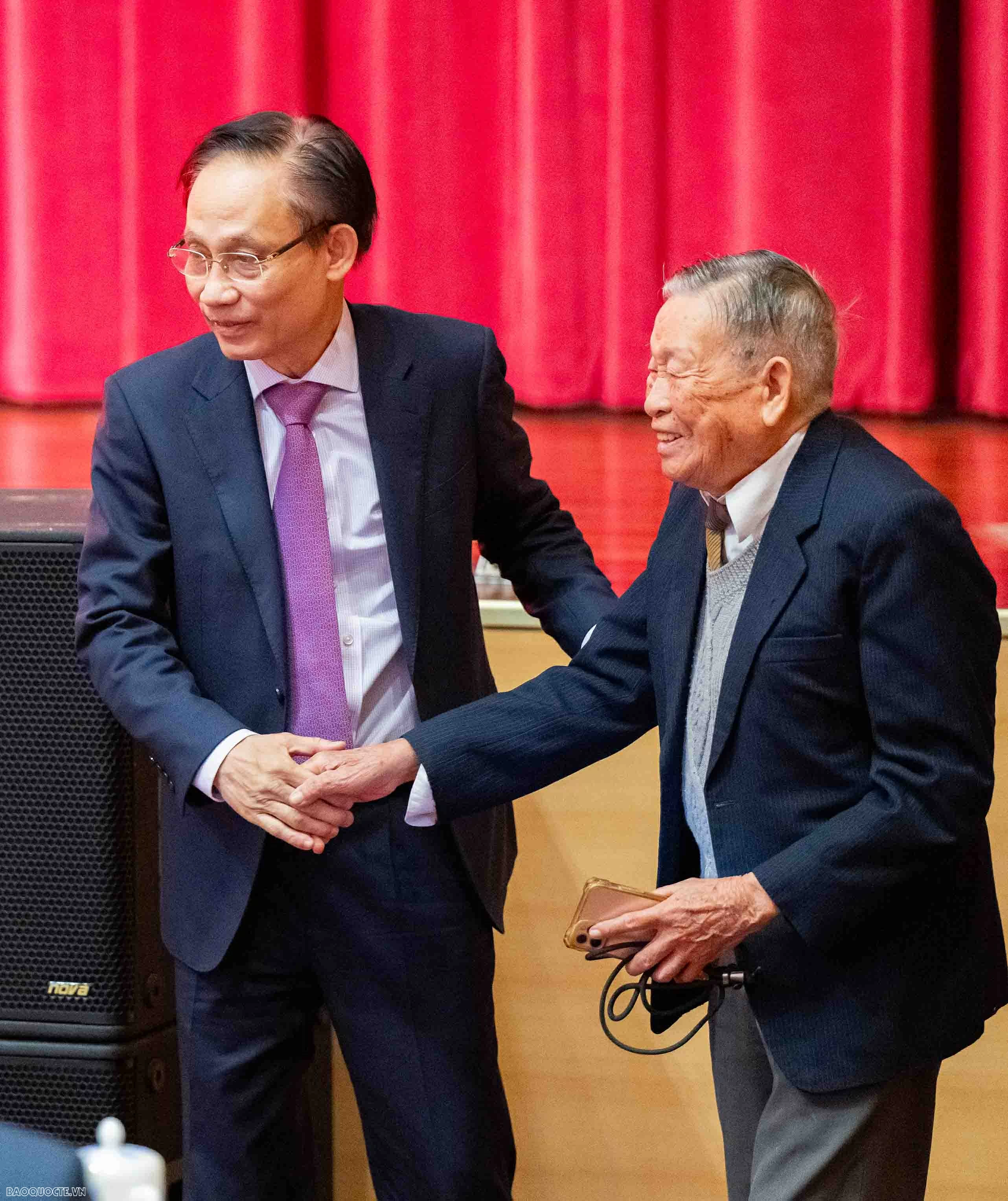 Foreign Minister Le Hoai Trung hosts Spring celebration for retired officials