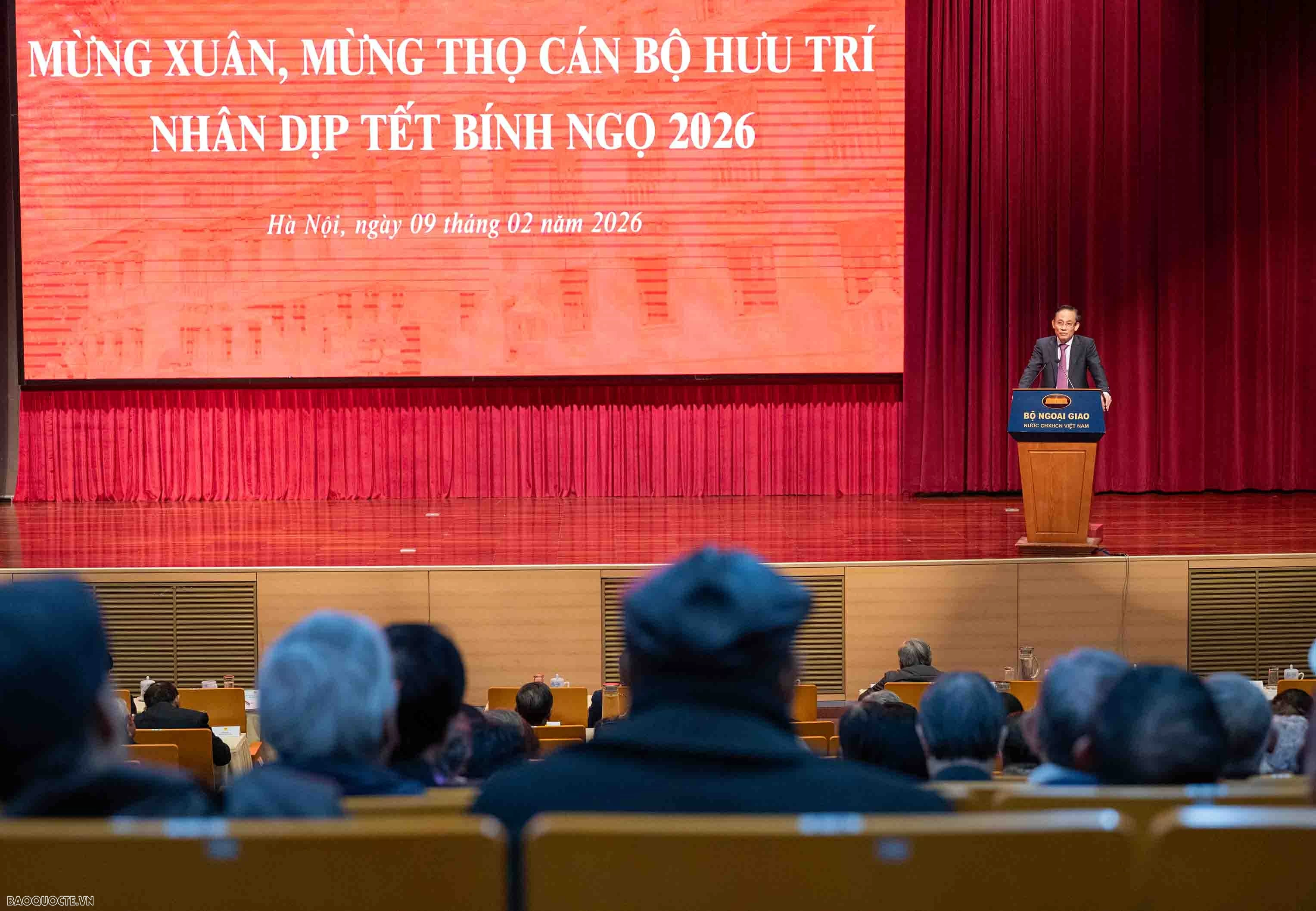 Foreign Minister Le Hoai Trung hosts Spring celebration for retired officials