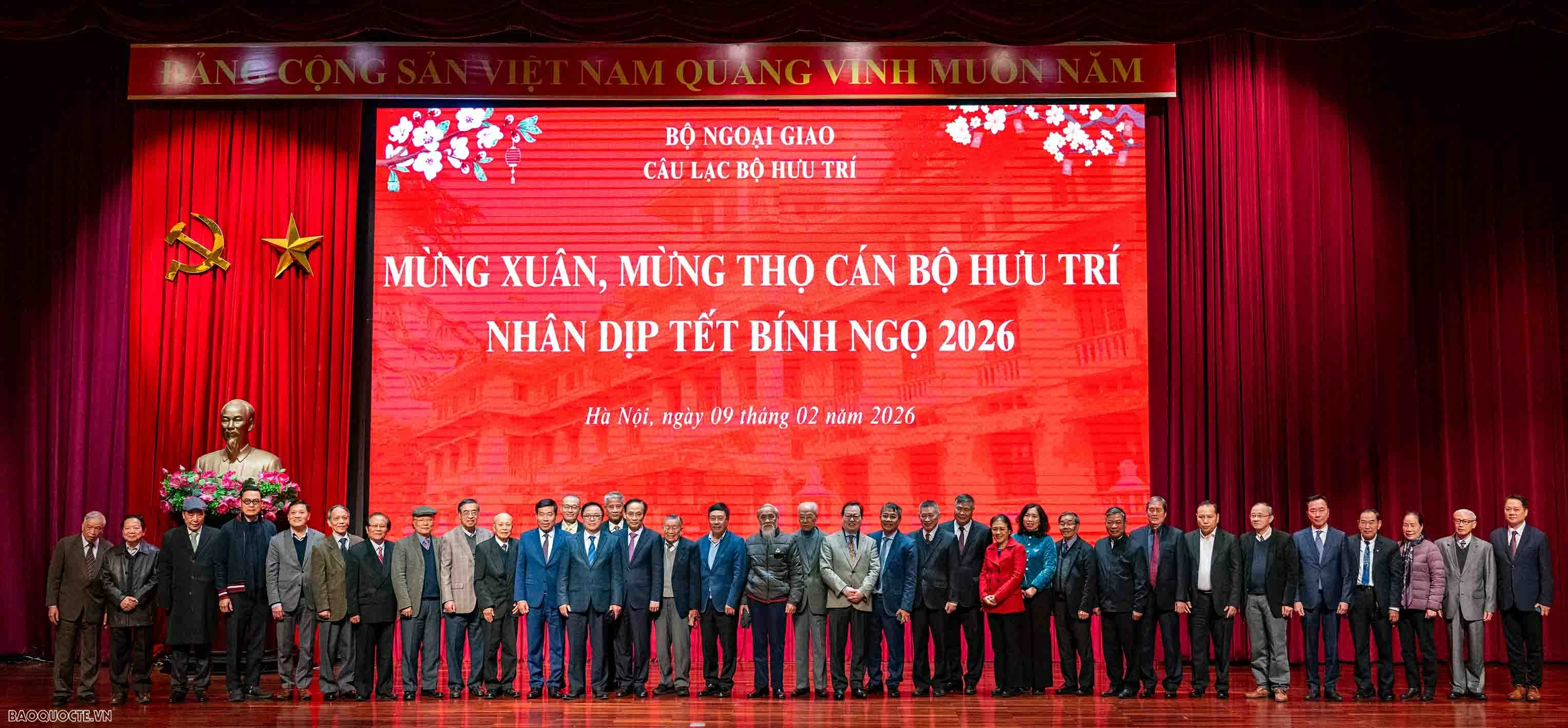 Foreign Minister Le Hoai Trung hosts Spring celebration for retired officials