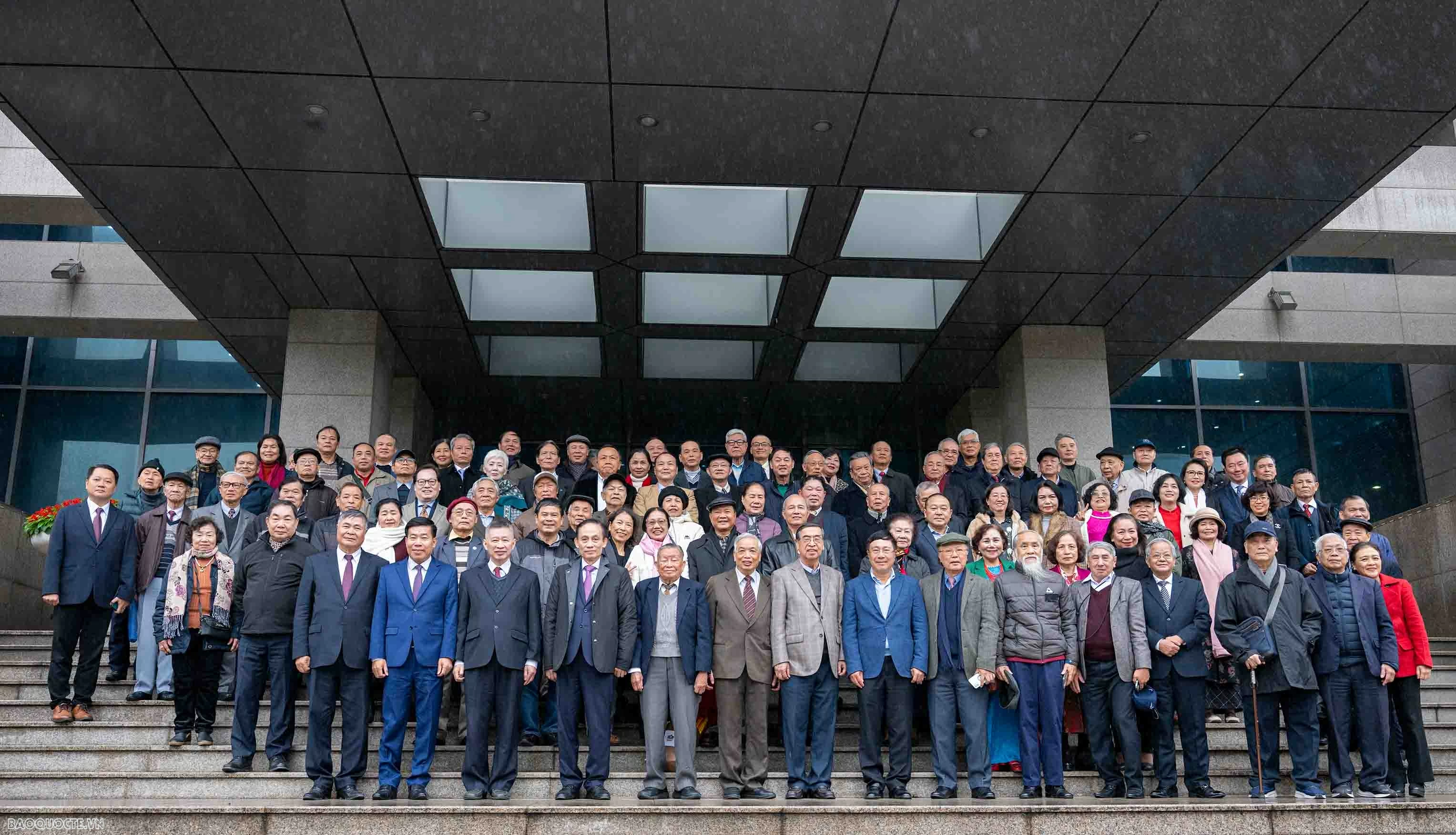 Foreign Minister Le Hoai Trung hosts Spring celebration for retired officials