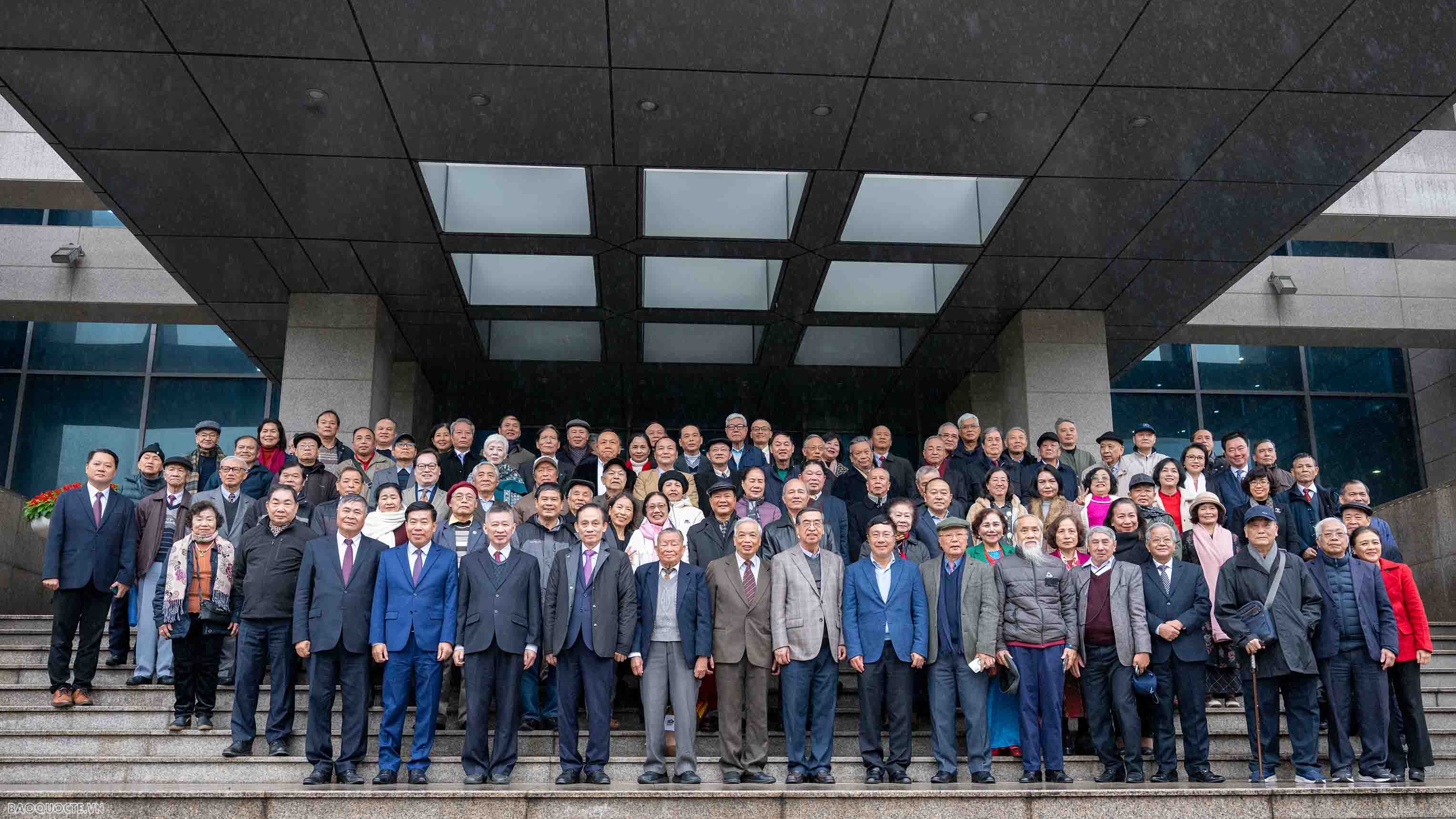 Foreign Minister Le Hoai Trung hosts Spring celebration for retired officials