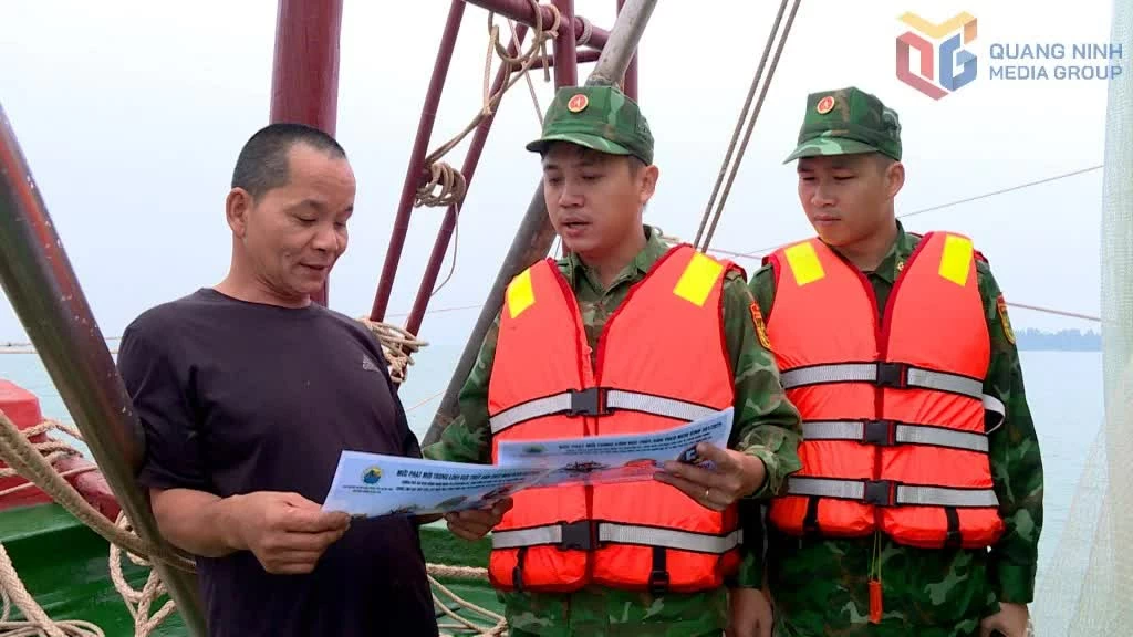 Officers and soldiers of the Quang Duc Border Guard Station disseminate regulations on combating IUU (Illegal, Unreported, and Unregulated) fishing to fishermen during inspections and controls at sea. (Photo: QMG)