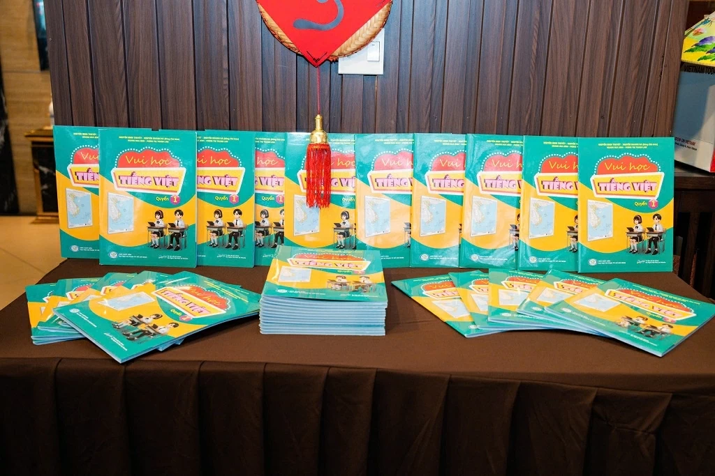 The 'Vui hoc tieng Viet' book series: A new bridge to preserve the mother tongue abroad