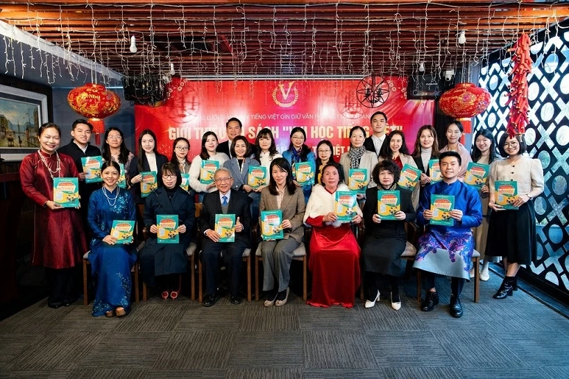 The 'Vui hoc tieng Viet' book series: A new bridge to preserve the mother tongue abroad The 'Vui hoc tieng Viet' book series: A new bridge to preserve the mother tongue abroad