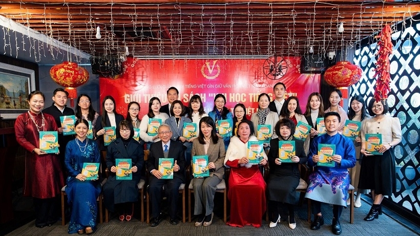 The 'Vui hoc tieng Viet' book series: A new bridge to preserve the mother tongue abroad