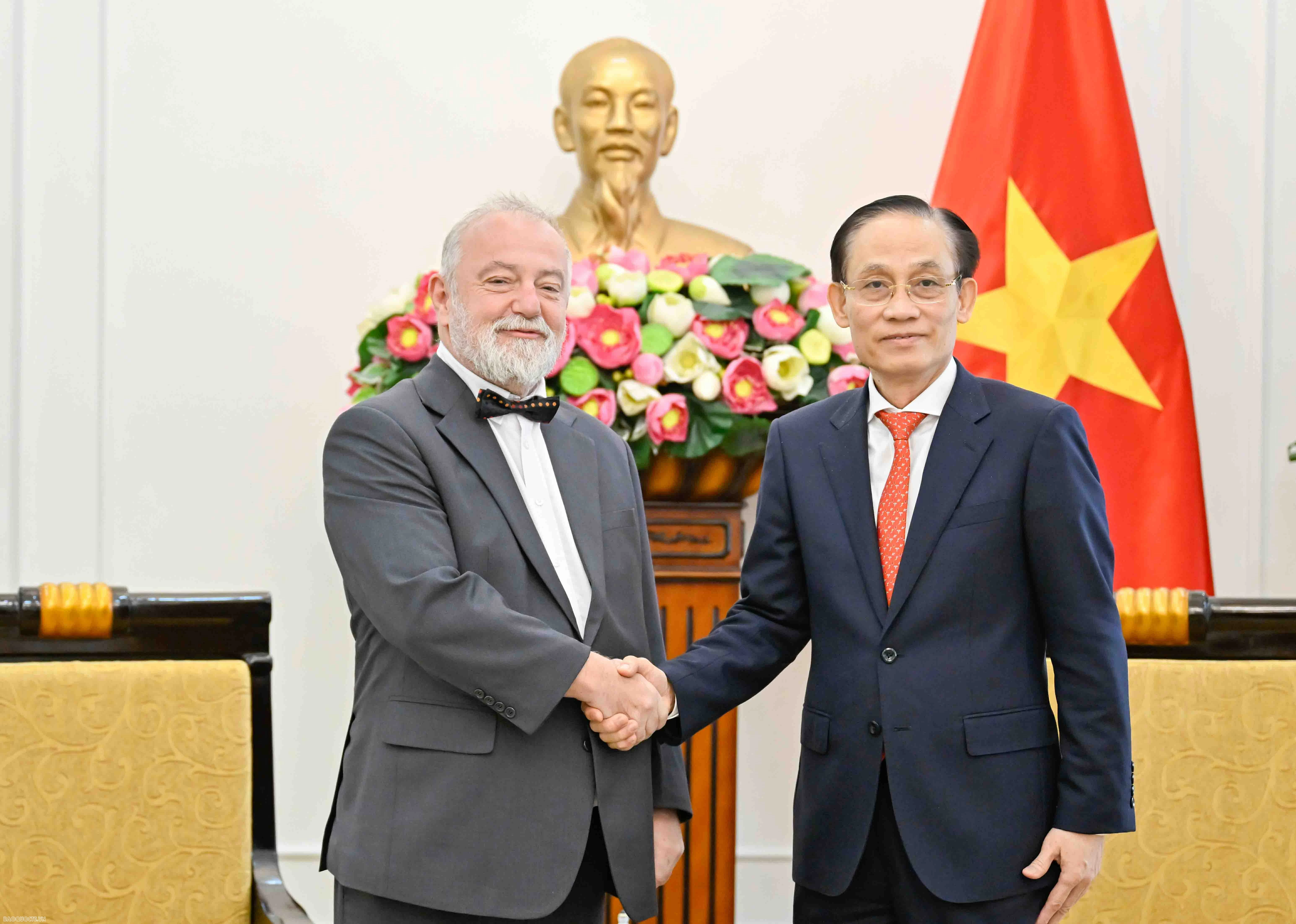 Politburo Member, Foreign Minister Le Hoai Trung receives outgoing Czech Ambassador Hynek Kmonicek