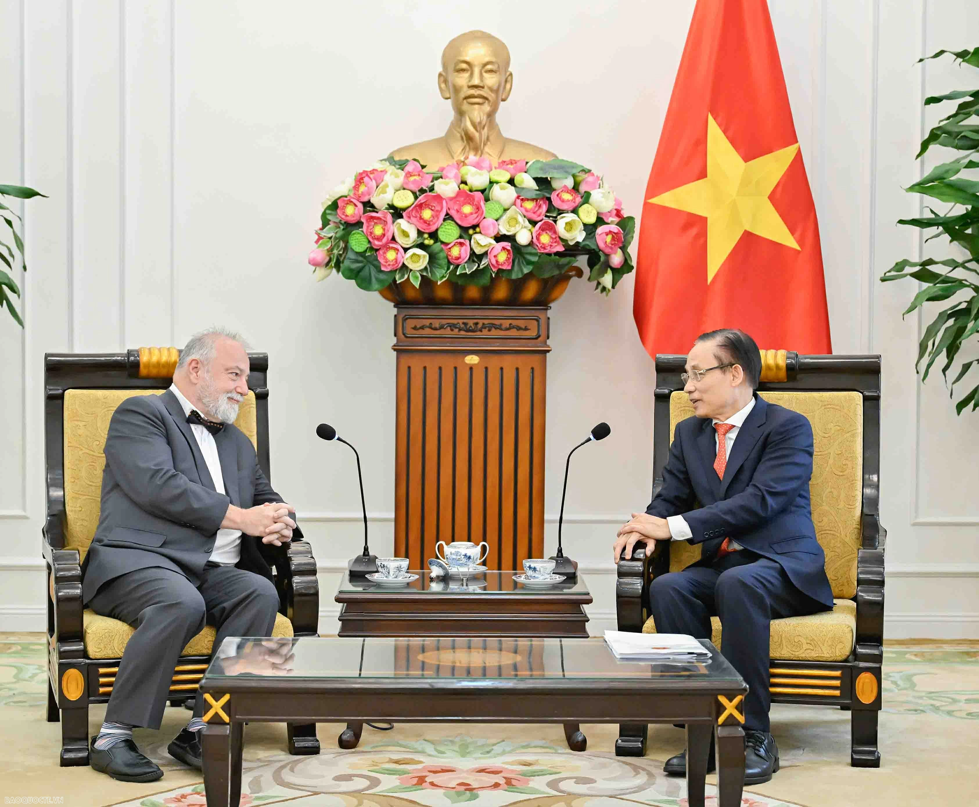 Politburo Member, Foreign Minister Le Hoai Trung receives outgoing Czech Ambassador Hynek Kmonicek