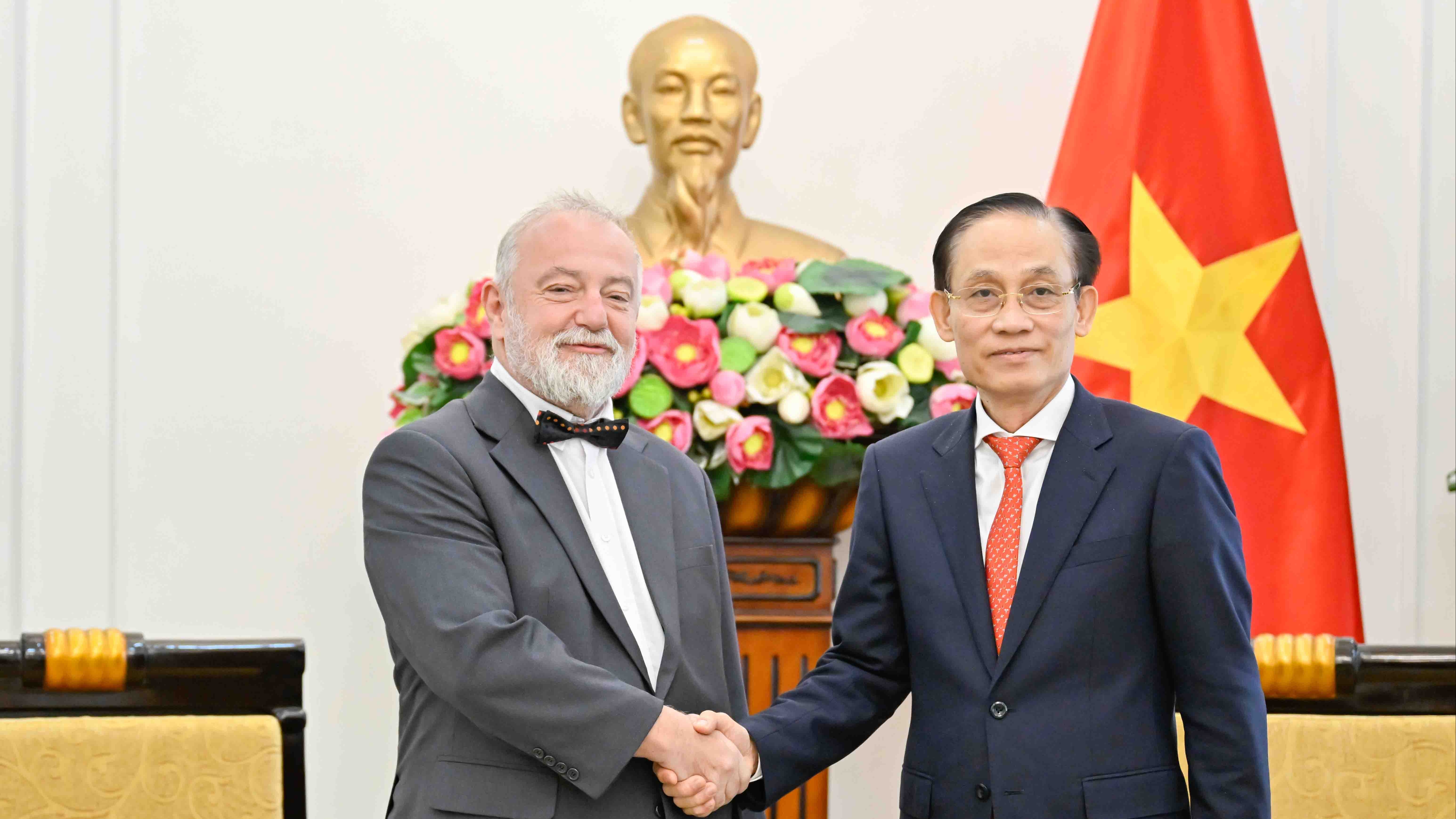 Politburo Member, Foreign Minister Le Hoai Trung receives outgoing Czech Ambassador Hynek Kmonicek