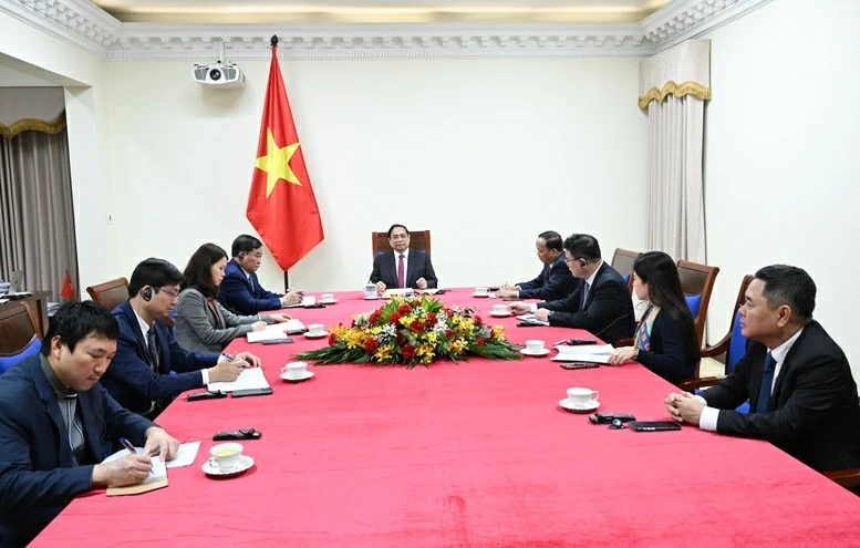 Prime Minister Pham Minh Chinh holds phone talks with Singaporean Prime Minister Lawrence Wong