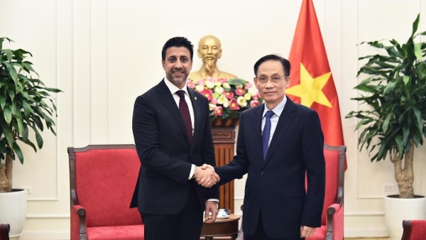 Foreign Minister Le Hoai Trung receives Canada's Minister of International Trade Maninder Sidhu