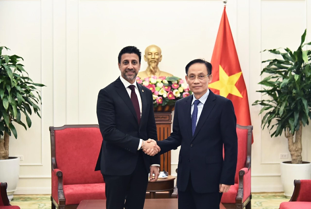 Foreign Minister Le Hoai Trung receives Canada's Minister of International Trade Maninder Sidhu