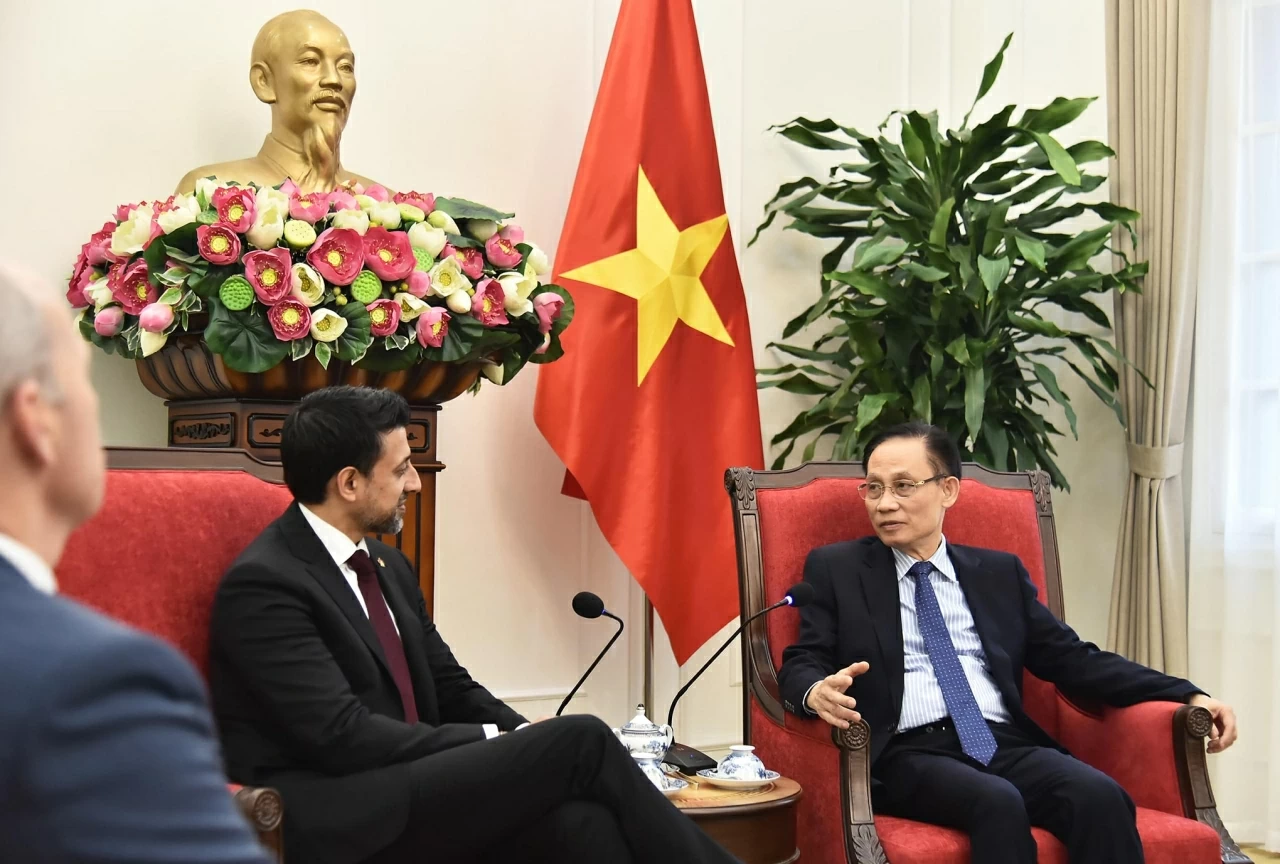 Foreign Minister Le Hoai Trung receives Canada's Minister of International Trade Maninder Sidhu