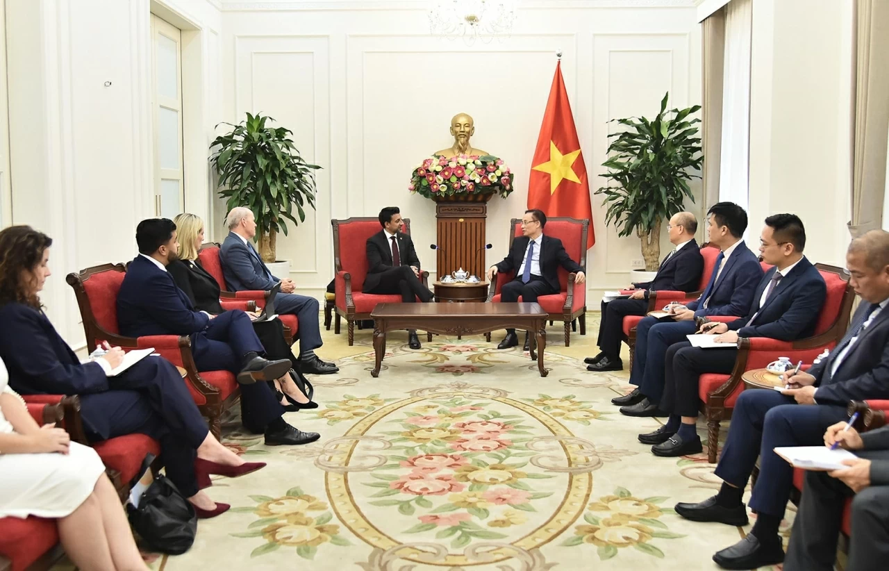 Foreign Minister Le Hoai Trung receives Canada's Minister of International Trade Maninder Sidhu