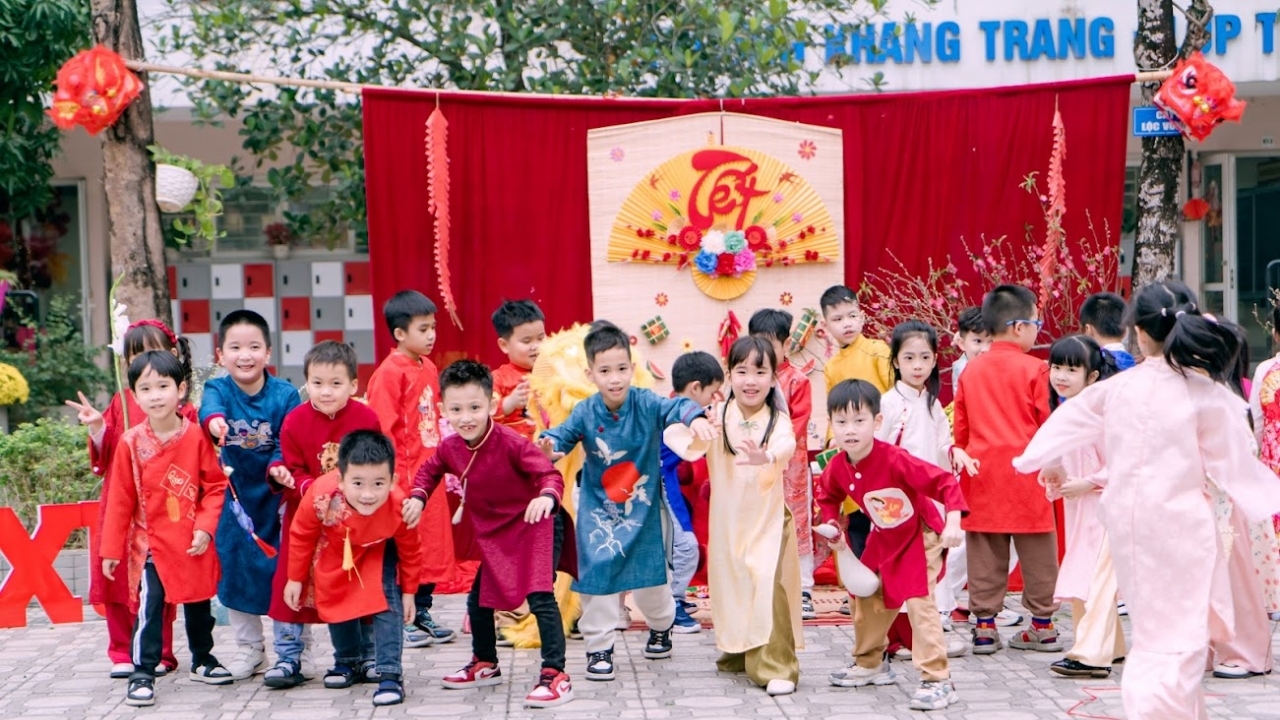 Teaching children to celebrate Lunar New Year Tet, preserving family traditions from small things