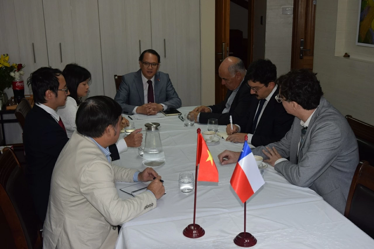 Ambassador Nguyen Viet Cuong meets with leaders of Chilean press agencies in Santiago