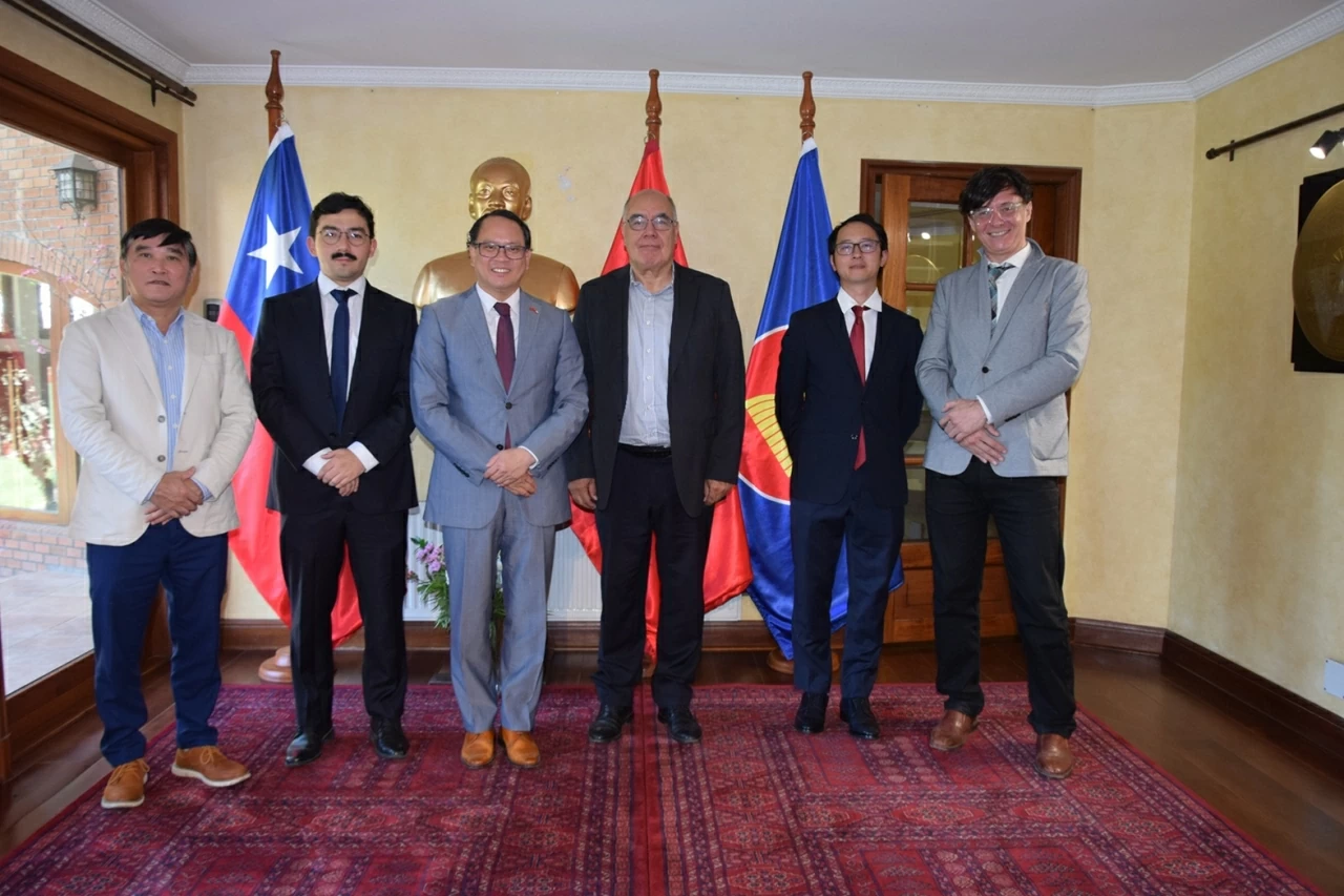 Ambassador Nguyen Viet Cuong meets with leaders of Chilean press agencies in Santiago