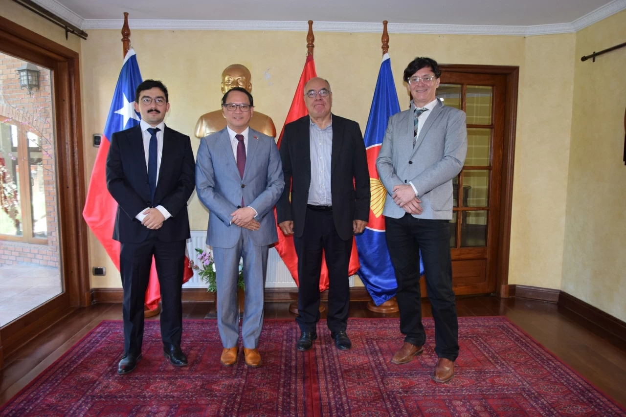 Ambassador Nguyen Viet Cuong meets with leaders of Chilean press agencies in Santiago