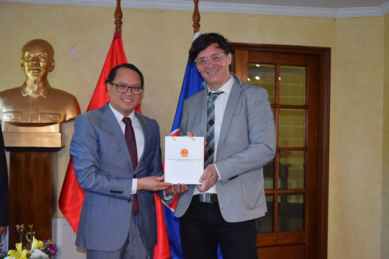 Ambassador Nguyen Viet Cuong meets with leaders of Chilean press agencies in Santiago