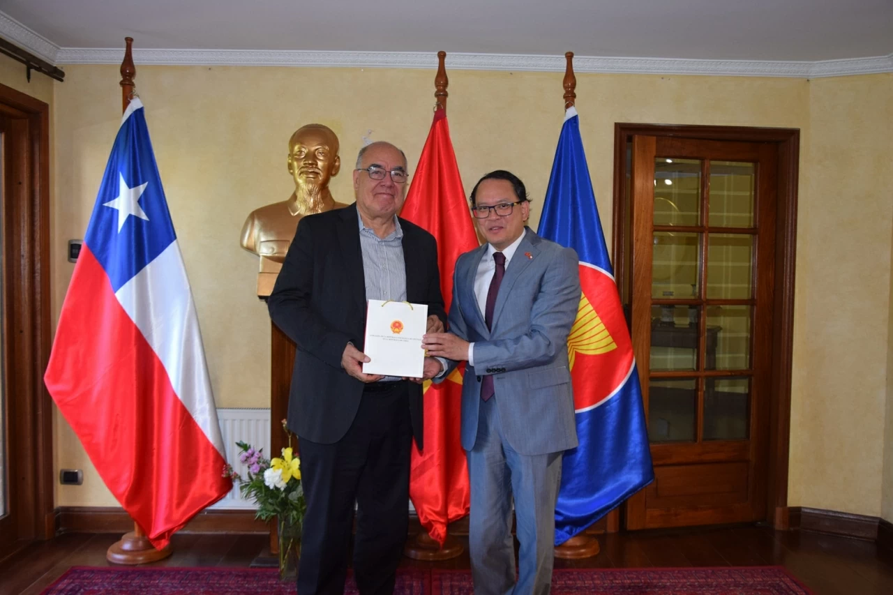 Ambassador Nguyen Viet Cuong meets with leaders of Chilean press agencies in Santiago