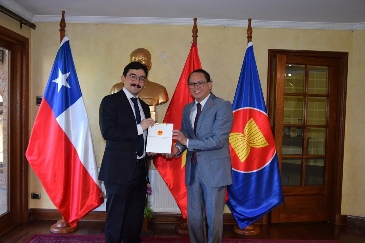 Ambassador Nguyen Viet Cuong meets with leaders of Chilean press agencies in Santiago