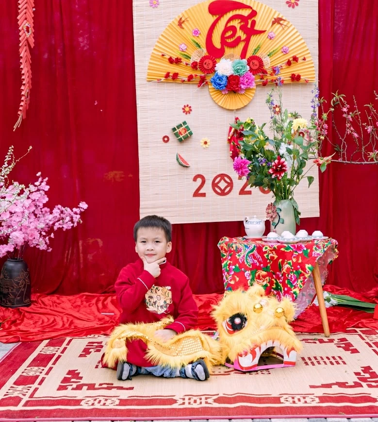 Teaching children to celebrate Lunar New Year Tet, preserving family traditions from small things