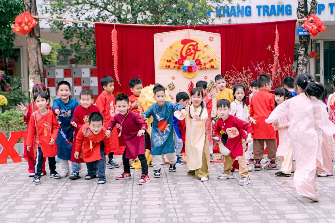 Teaching children to celebrate Lunar New Year Tet, preserving family traditions from small things