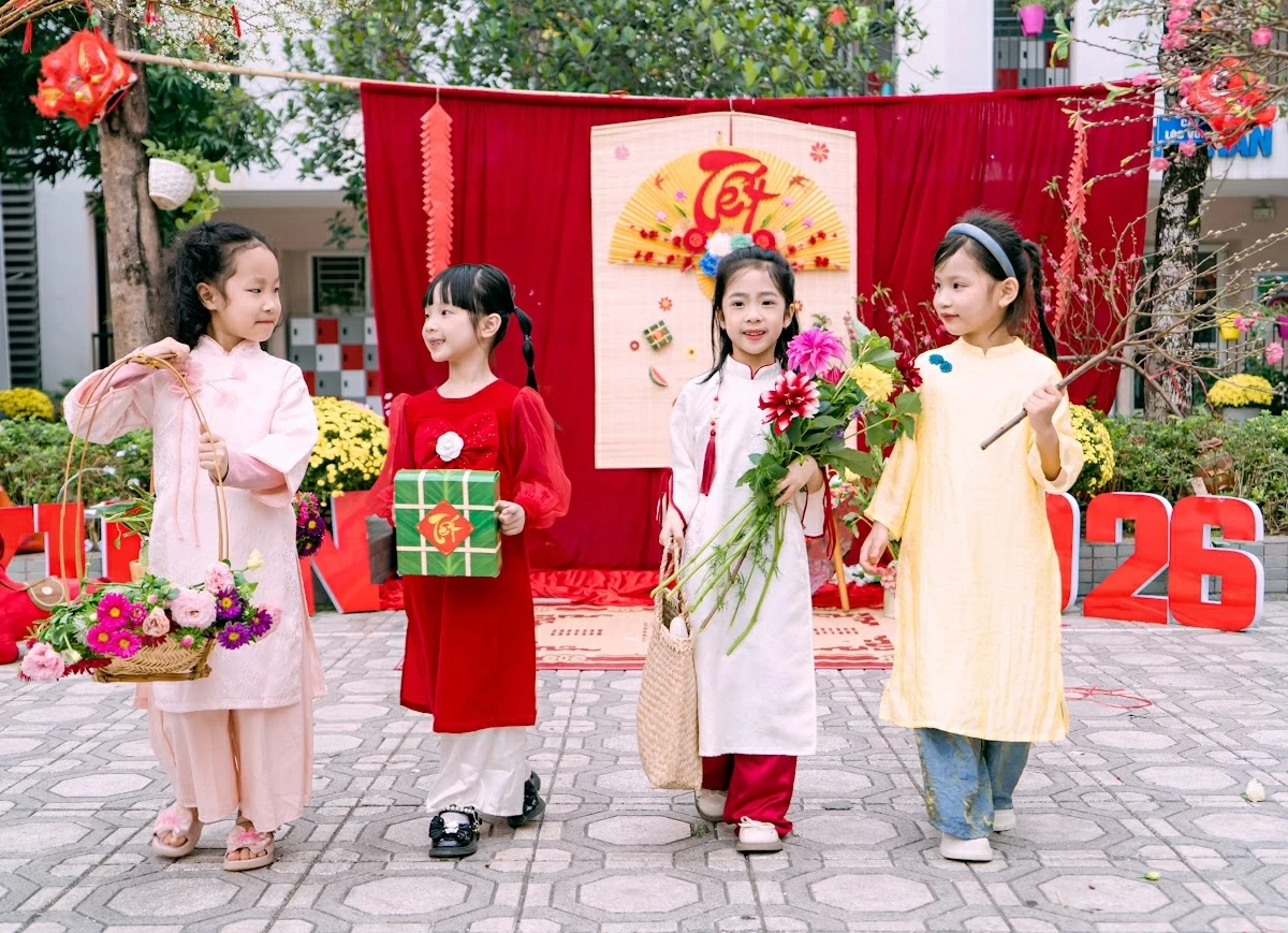 Teaching children to celebrate Lunar New Year Tet, preserving family traditions from small things