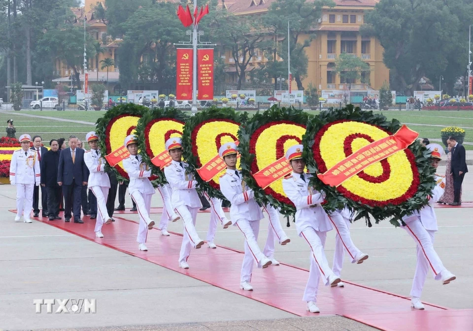 Party, State leaders pay tribute to President Ho Chi Minh ahead of Lunar New Year Tet
