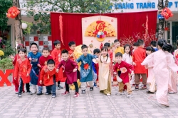 Teaching children to celebrate Lunar New Year Tet, preserving family traditions from small things