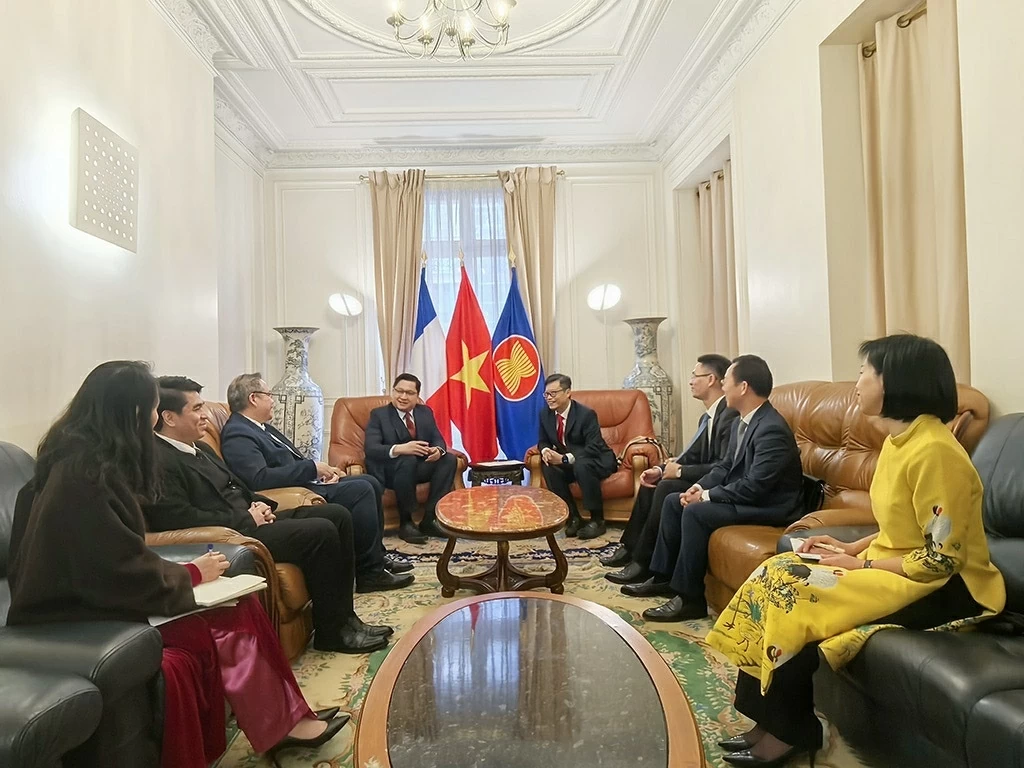 Lao Embassy in France congratulates the 14th National Party Congress and Lunar New Year Binh Ngo 2026