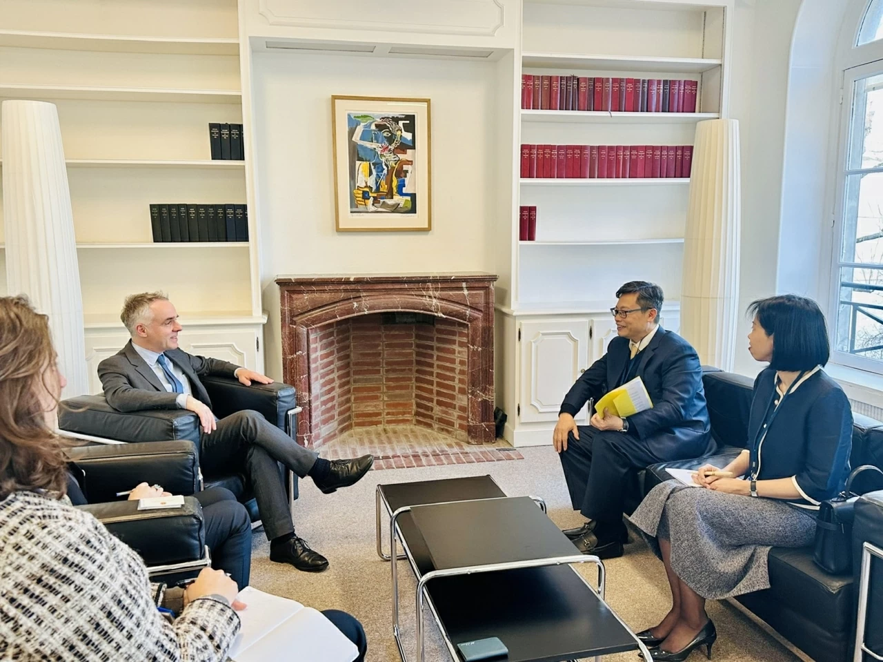 Ambassador Trinh Duc Hai pays courtesy visit to Head of Asia-Australia Department, French Foreign Ministry Ambassador Trinh Duc Hai pays courtesy visit to Head of Asia-Australia Department, French Foreign Ministry