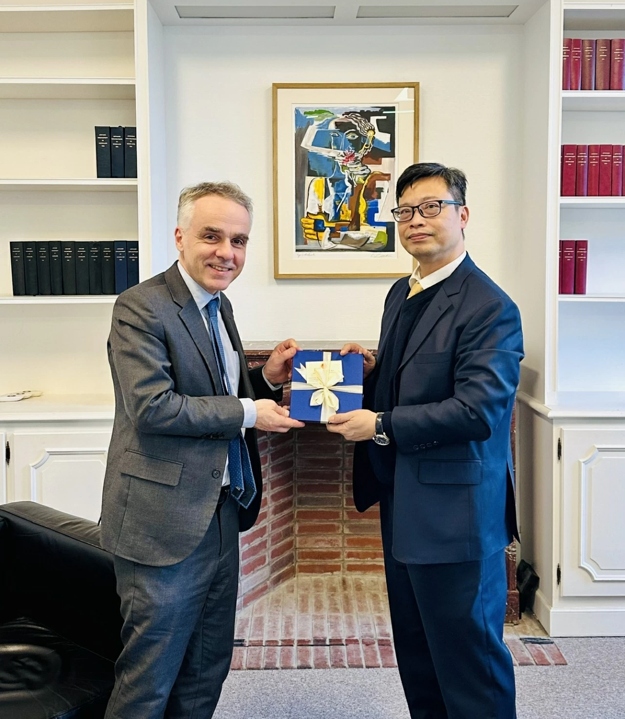 Ambassador Trinh Duc Hai pays courtesy visit to Head of Asia-Australia Department, French Foreign Ministry Ambassador Trinh Duc Hai pays courtesy visit to Head of Asia-Australia Department, French Foreign Ministry