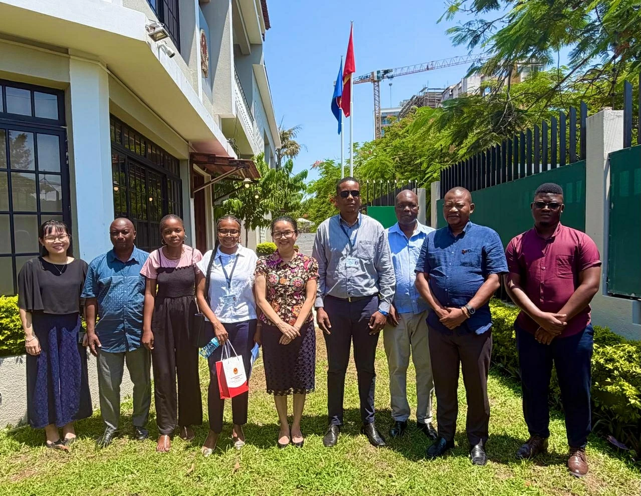 Vietnamese Ambassador to Mozambique Tran Thi Thu Thin meets with local media agencies