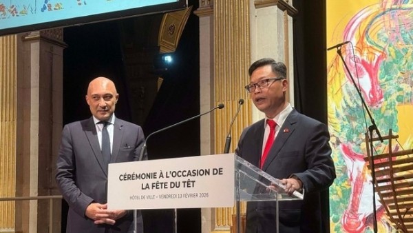 Vietnamese Tet festive atmosphere fills Paris City Hall