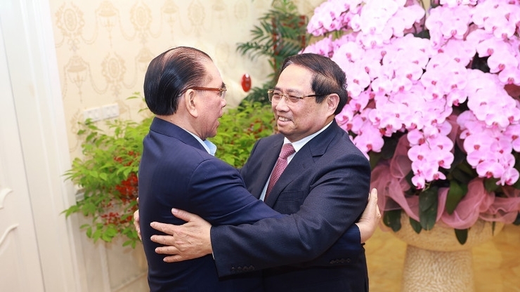 PM pays Tet visits to former Party chief, offers incense in memory of late leaders