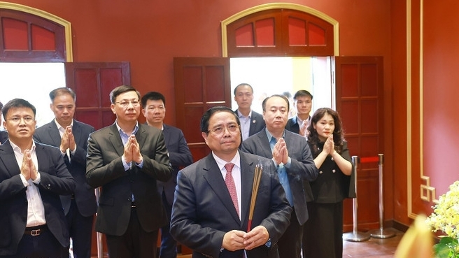 PM Pham Minh Chinh offers incense at Thang Long Imperial Citadel