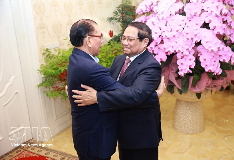 Prime Minister Pham Minh Chinh (right) and former General Secretary Nong Duc Manh. (Photo: VNA)