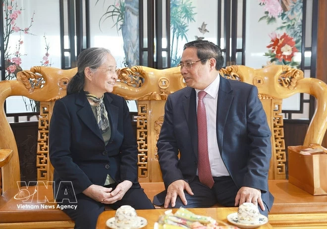 PM pays Tet visits to former Party chief, offers incense in memory of late leaders PM pays Tet visits to former Party chief, offers incense in memory of late leaders