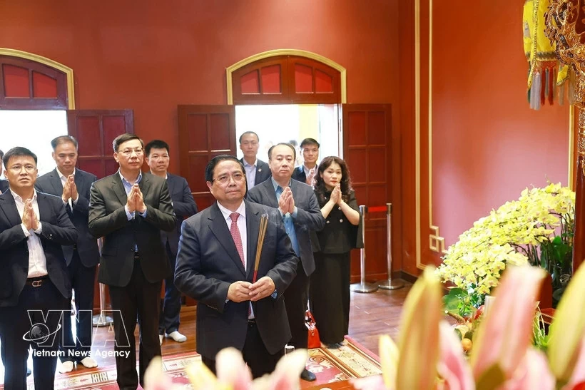 Prime Minister Pham Minh Chinh offers incense at Kinh Thien Palace, part of the Thang Long Imperial Citadel in Ha Noi. (Photo: VNA) Prime Minister Pham Minh Chinh offers incense at Kinh Thien Palace, part of the Thang Long Imperial Citadel in Ha Noi. (Photo: VNA)