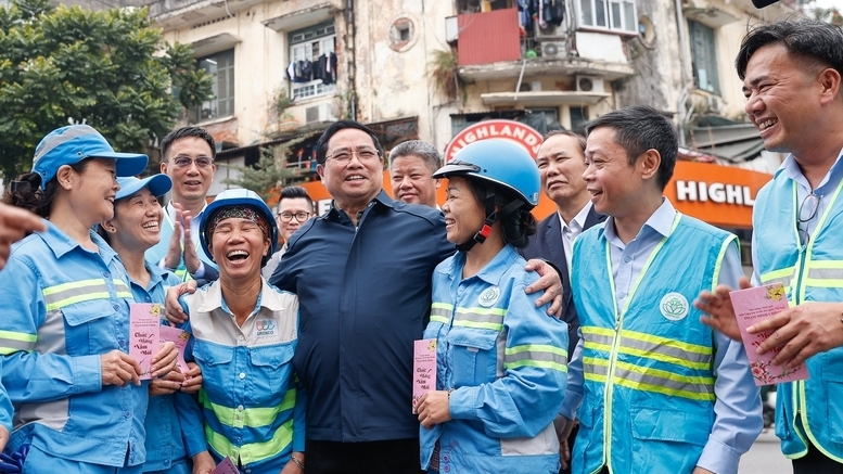 PM Pham Minh Chinh visits and encourages Hanoi’s sanitation workers ahead of Tet