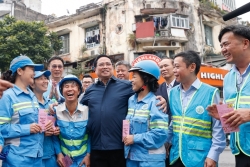 PM Pham Minh Chinh visits and encourages Hanoi’s sanitation workers ahead of Tet