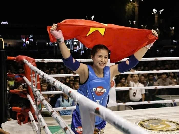 Phung Thi Hong Tham wins a gold medal in the women’s amateur 63kg at the 2026 World Kun Khmer Championship. (Photo: nld)