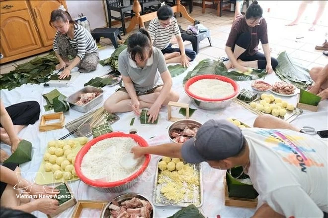 The day of wrapping banh chưng is always the most eagerly anticipated occasion for the Vietnamese community in South Africa. (Photo: Hồng Minh – VNA correspondent in Pretoria, South Africa)