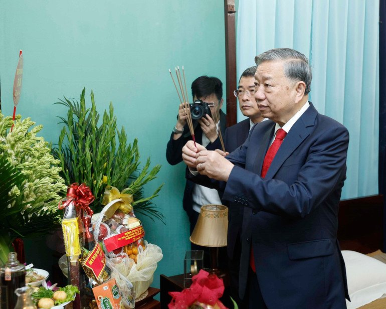 Party chief pays incense tribute to the Kings and President Ho Chi Minh